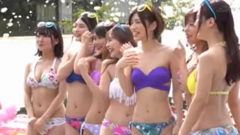 水着美女とハーレムプール！の画像
