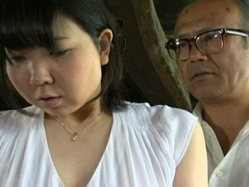 【ヘンリー塚本】お義父さん硬いのが当たってるわ！絶倫親父が息子の嫁にロックオンする無料アダルト動画がこちらの画像