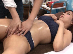 【マジックミラー】(/ω＼)ｲﾔﾝそこはダメよ♡巨乳人妻がオイルエステでおま●こ濡らす無料アダルト動画がこちらの画像