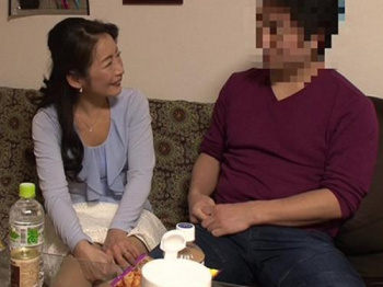 【盗撮】女の色気は50から！自宅におばさん連れ込んでハメる無料エロ動画がこちらの画像