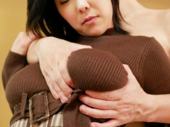 【人妻】私のおっぱいは飾りじゃないわ！セックスレスの巨乳妻がAV出演する無料エロ動画がこちらの画像
