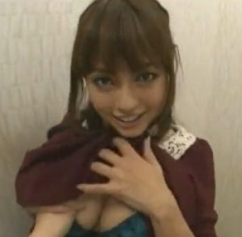 【SARAH】アイドル系巨乳ハーフがドS彼氏と更衣室で発情愛液まみれセックスの画像