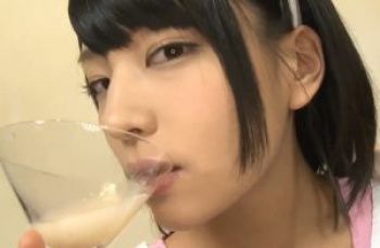 【あべみかこ】アイドル系ドM女優が汁男優の臭い精液を大量ごっくんプレイの画像