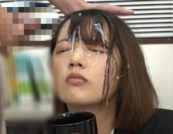 【美咲かんな】アイドル系新人OLがオフィスで大量ザーメンをぶっかけられまくるの画像