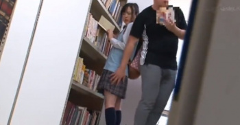 図書館のオープンなスペースで股間を弄られ声を押し殺して潮吹きする新体操部の女の子。巨根をハメられイキまくり のJKちゃん♡『気持ちいいもんっ///』の画像