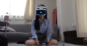 【JKパンチラ】PSのVRゲームに夢中になってる女の子にエッチなイタズラ盗撮♪気づかれないようにパンチラと胸チラを盗撮♡仕草が可愛い美少女♡の画像