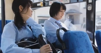 【JKレイプ】爽やかで可愛い女子高生がバス亭降りたら変態に捕まってそのままレイプされちゃう♡脇舐められて性感帯を開発されちゃう♪の画像