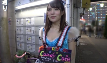 【店員ナンパ】超可愛い看板持ちがナンパされてえっちなことされちゃうよぉ♡可愛い笑顔と綺麗な肌が最高過ぎる！の画像