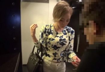 【日サロギャルレイプ】媚薬で身体がトロトロになったギャルが日サロの機械で悶絶しながらスタッフのチンコを求めてメス顔併願しちゃう♡『おちんぽぉ入れてぇえん///』の画像