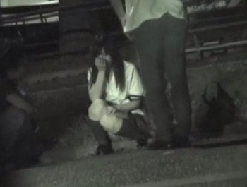 【JK本物レイプ盗撮】ホンモノ？ニセモノ？JKに声をかける若者二人が林に行ってJKちゃんを犯してるところを盗撮♡の画像