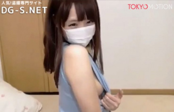 【素人ライブチャット】ノーブラのままカメラの前ではしゃぐ美少女に釘付け状態♡チラチラ見える乳首がたまらない！綺麗な肌のスケベ女子♪の画像