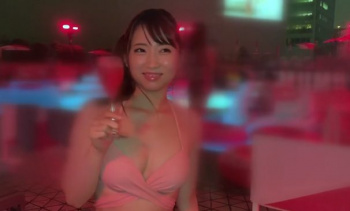 【ナイトプールDEナンパ】会ったばかりのエロそうな素人ギャルちゃんがホテルで実際エロ過ぎた♡イケメンにおマ〇コじっくり弄られてるお姉さんの表情がエッチ過ぎる♪の画像