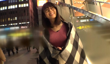 【素人眼鏡美少女とハメ撮り】見た目に真面目そうでめちゃくちゃ可愛い眼鏡美少女が笑顔でハメ撮りされちゃってる♡敏感でイキやすい素人をイカせまくる♪の画像