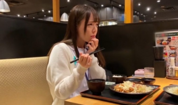 【素人ナースをナンパしてハメ撮り】あざとさ全開の可愛い素人美少女が看護師学校終わりにナンパされてそのままイチャラブハメ撮りされちゃう♡の画像