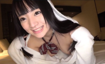 【可愛すぎる奇跡の美少女】可愛すぎる奇跡の美少女とホテルでパーカー全裸の恰好でガチハメ撮り♡蟹股にしてバックでデカチンで突くとアンアン喘ぎながら可愛い声でイッちゃう♪の画像