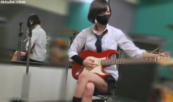 【美少女ハメ撮り】【神回】スタイル抜群のモデル体型ロックバンド美少女とオジサンの内緒のハメ撮り撮影♡可愛い反応と敏感ボディで身体を浮かせながらイク様子が可愛すぎる♪の画像