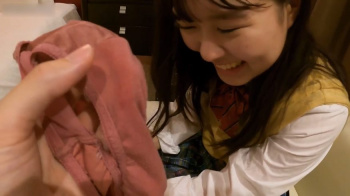 【美少女ライブチャット】田舎育ちの大人しい素人美少女ちゃんがおじさんとホテルでハメ撮りしちゃう♡照れた笑顔がたまらない汁気全開のジューシーおマ〇コに中出し!?の画像
