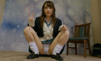 【美少女ハメ撮り】可愛い素人ギャルちゃんが変態カメラマンに支持されて制服姿で際どいポーズを撮らされちゃう♡スタイル良いギャルちゃんの個人撮影♪の画像