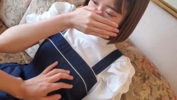 【美少女ハメ撮り】大人しそうな音大生の素人美少女ちゃんがオジサンとハメ撮りしちゃう♡綺麗なお嬢様ボディを隅々まで味わっちゃう♪の画像