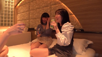 【美少女ハメ撮り】アイドル顔の素人美少女ちゃんとほろ酔いハメ撮り3P♡テンション爆上げの素人美少女二人がノリノリでハメ撮りされちゃう♪の画像