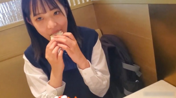 【美少女ハメ撮り】制服姿が可愛くて眩しい現役学生の素人美少女ちゃんとパパ活からのホテルでハメ撮り♡まだ幼い口で大人チ〇ポしゃぶっちゃう♪の画像
