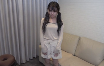 【美少女ハメ撮り】上目遣いが最強に可愛いロリ顔素人美少女ちゃんが綺麗なつるつるパイパンを触られてカメラの前で感じちゃってる♡敏感ボディにエロいコトしまくる♪の画像