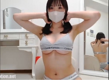 【美少女ライブチャット】【潮吹き】デカクリが印象的な素人美少女ちゃんがライブチャットで玩具を使って潮吹きアクメしちゃう♡デカクリがエロ過ぎる♪の画像