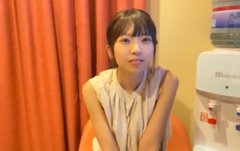 【無修正】瞳が可愛い美少女が色白肌が綺麗なパイパンを見せてくれる♡の画像