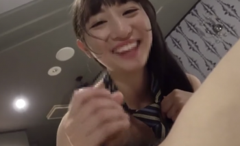 【無修正】笑顔が可愛いJKちゃんがおちんちんに興味津々♡おちんちん握って離さない♪の画像