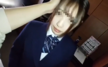 【素人無修正】ガチ素人なので顔はモザイクで隠れたままでも分かる美少女がオジサンと援交♡の画像