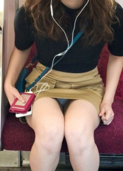 ミニスカートで座ってる女性のデルタパンチラ！の画像