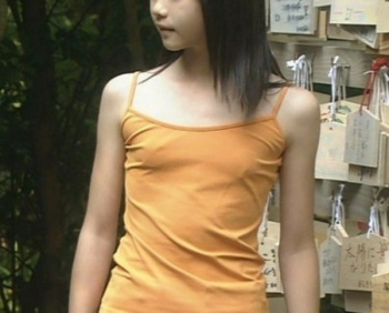 小さいおっぱいのくせにチンポをムラムラさせる女たちの画像