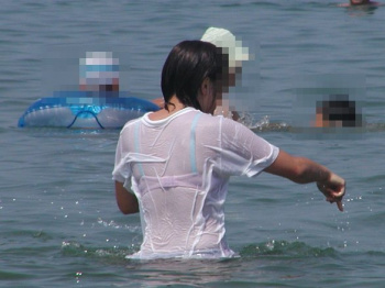 水着にTシャツを着て泳いでる女性のエロ画像&動画まとめの画像