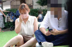 公園デート中にパンチラしてる女性を盗撮した画像&動画の画像