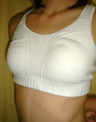 スポーツブラをしている女性を盗撮した画像の画像