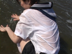 制服女子高生がずぶ濡れになって下着が透け透け画像&動画の画像