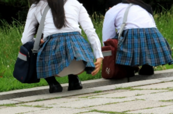 青チェックスカートの女子高生のパンチラ盗撮画像&動画の画像