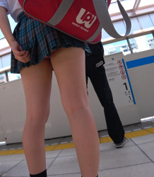 電車内やホームなど駅で盗撮された制服JK逆さ撮り動画像の画像