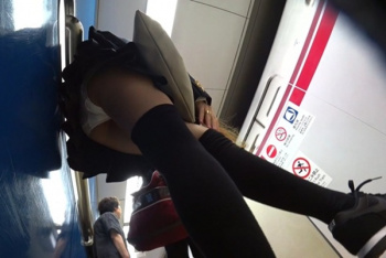 地下鉄の駅や車内で盗撮した女子高生のパンチラ画像の画像