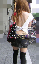 セクシーな背中を露出している女性の街撮り画像&動画の画像