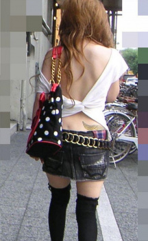 セクシーな背中を露出している女性の街撮り画像&動画の画像