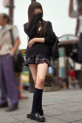 クロス立ちしてる女子高生の脚ってエロくね？の画像