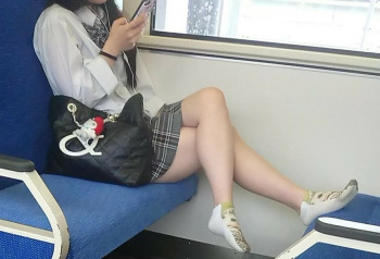 電車のボックス席で見かけた女子高生のパンチラ!の画像