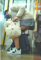 電車のドア付近に立ってるJKのパンチラや太もも！の画像