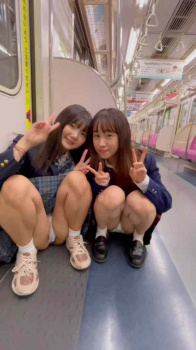 ピースサインしてパンチラを見せつける女子高生の画像&動画集の画像