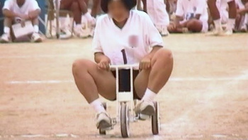 ブルマーで三輪車に乗るJKの羞恥体育祭を盗撮！の画像