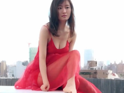 松本まりかちゃん赤いドレスから谷間が見えている動画の画像