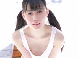 吉川瞳美ちゃんノーブラタンクトップで乳首ポロリしている動画の画像