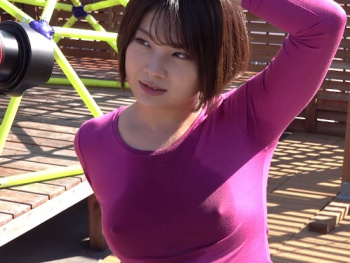 神前つかささんノーブラでチクポチしてバランスボールする動画の画像