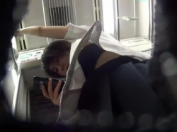【盗撮動画】制服娘のパンツもブラも丸見え逆さ撮り(*´Д`)の画像